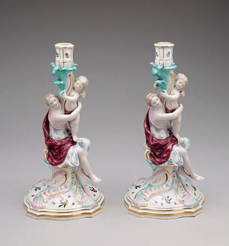 LJUSSTAKAR, ett par, porslin, nyrokoko, Meissen, Tyskland, 1800-tal.
