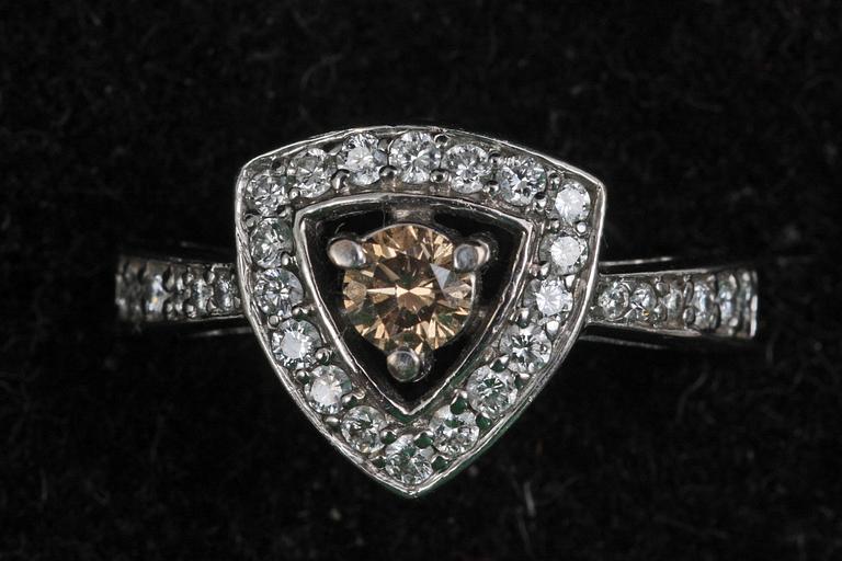 RING, vitguld 18 K med diamanter.
