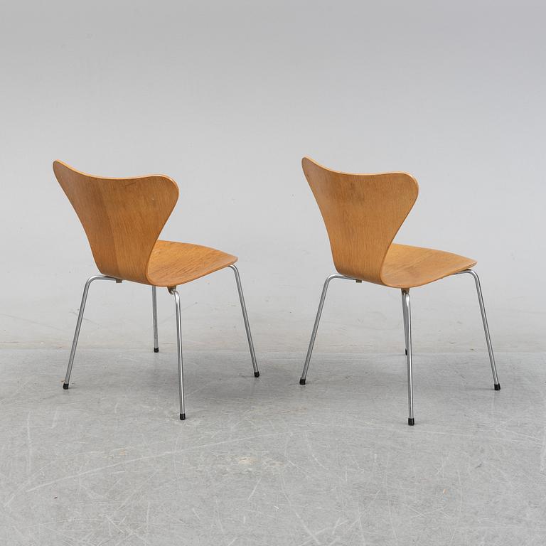 Arne Jacobsen, a pair of oak 'Sjuan' chairs, Fritz Hansen, 1950/60s.