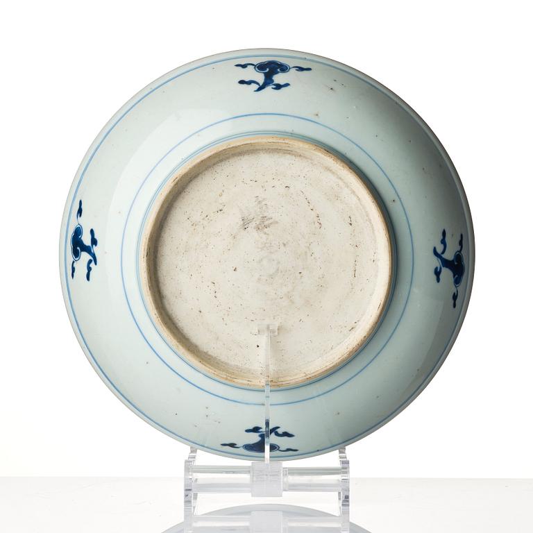 A blue and white dish with stylized dragons, 18th century.