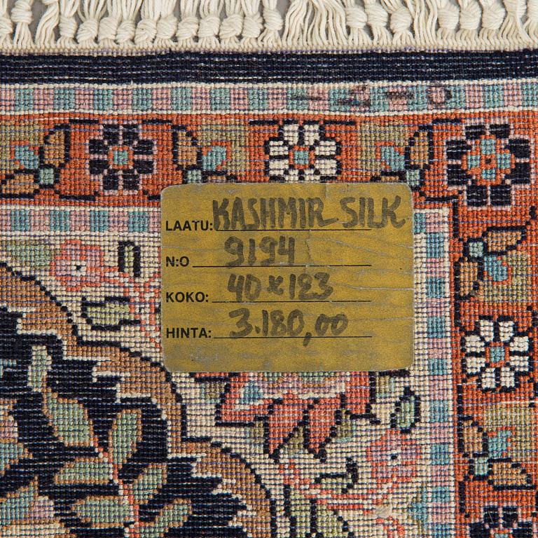 Mattor, 2 st snarlika, silke på bomullsvarp, Kashmir. Ca 119 x 39 cm och ca 123 x 40 cm.