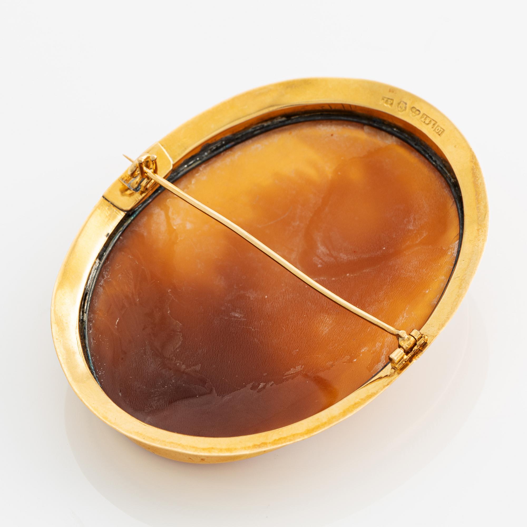 Brooch 18K gold with shell cameo.