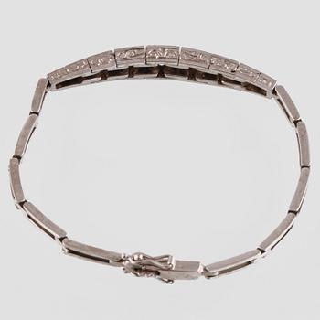 ARMLÄNK, vitguld med 9 briljantslipade diamanter, ca 0.99 ct,  Gustav Dahlgren & Co, Malmö, 1955. Vikt 9,8 gram.