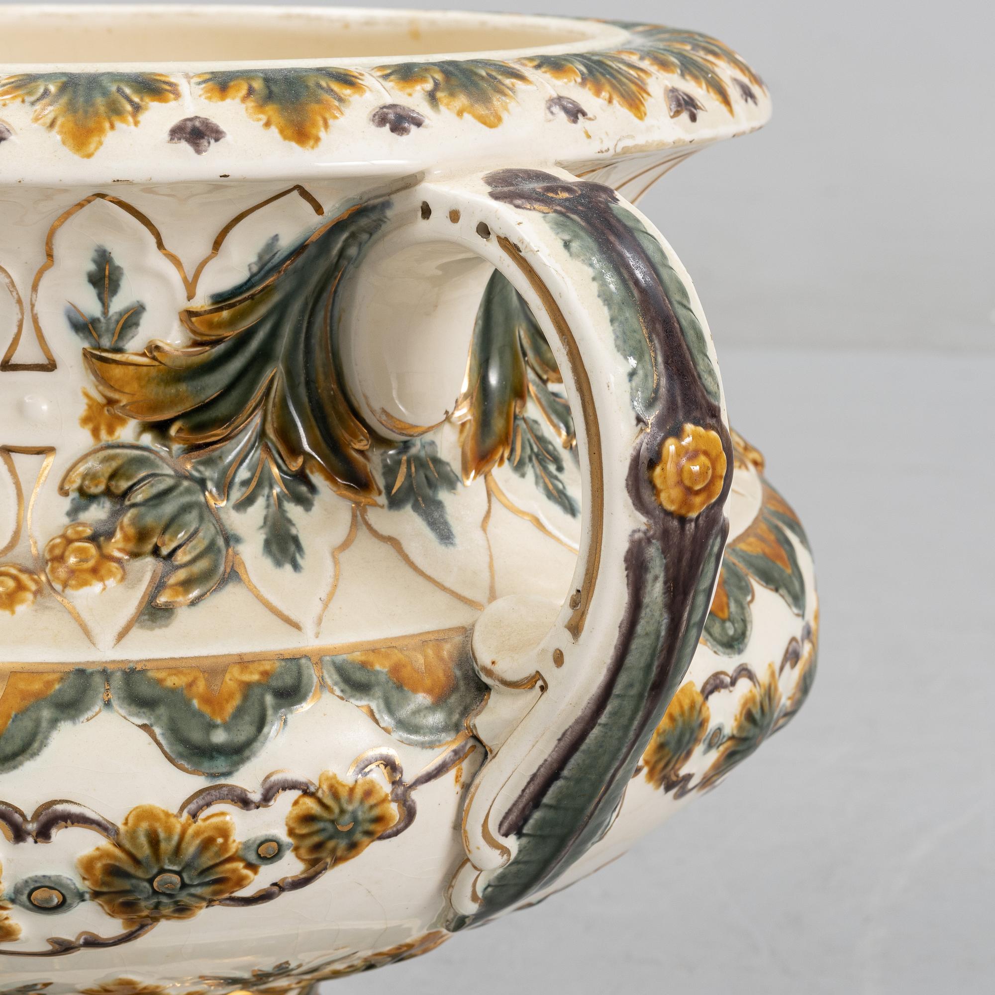 An earthenware urn from Rörstrand, around the year 1900.