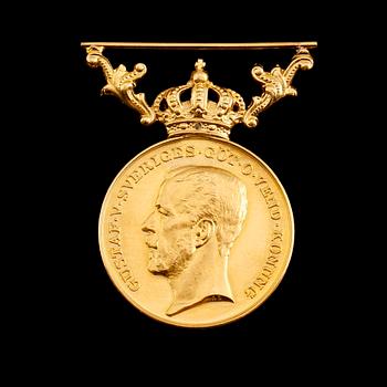 MEDALJ, 18 k guld, Gustaf V, 1949. Vikt ca 14 gram.