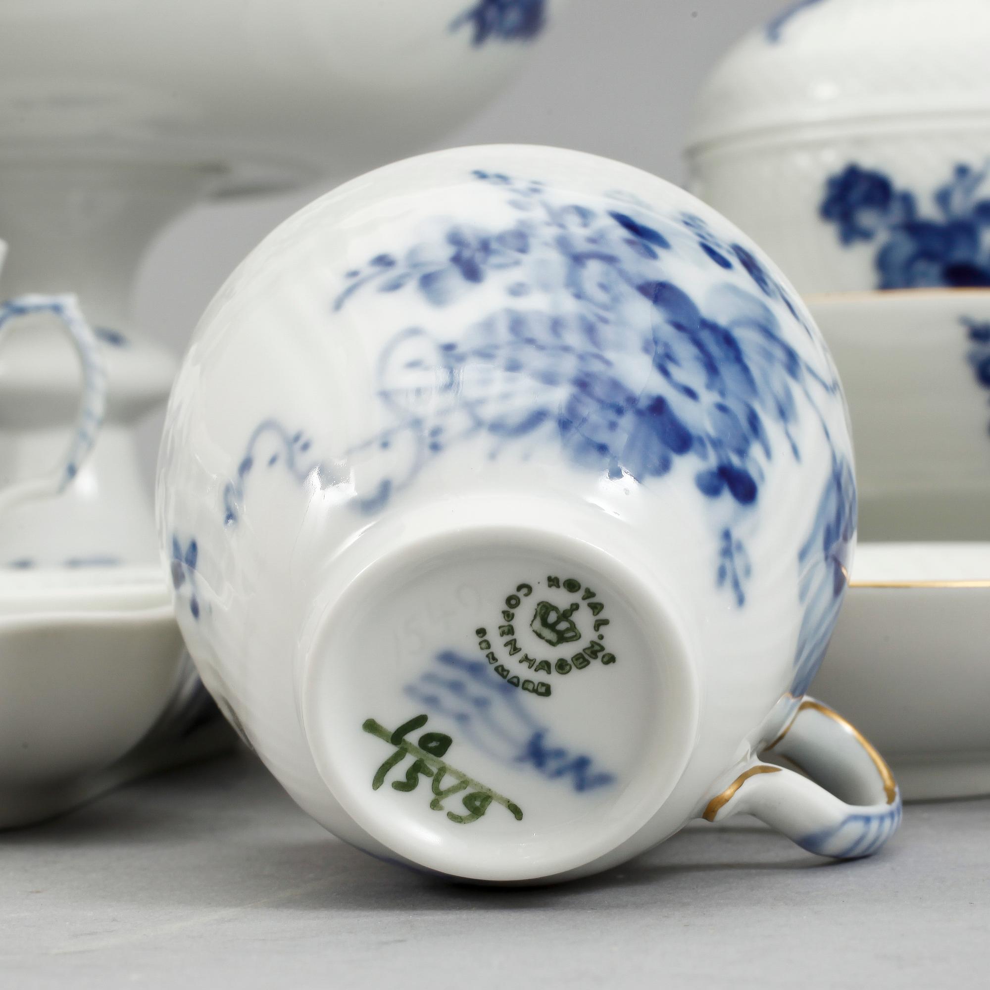 KAFFESERVIS, porslin, 44 delar. "Blå blomst", Royal Copenhagen, Danmark.