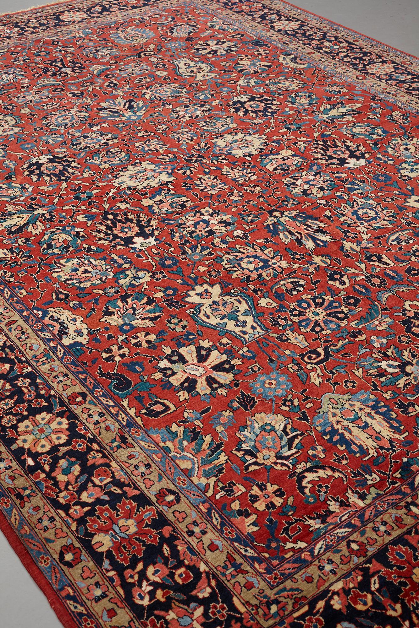 A carpet, semi-antique Sarouk, ca 389 x 271 cm.