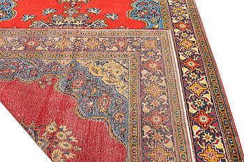 A Sarouk carpet, a. 323 x 217 cm.