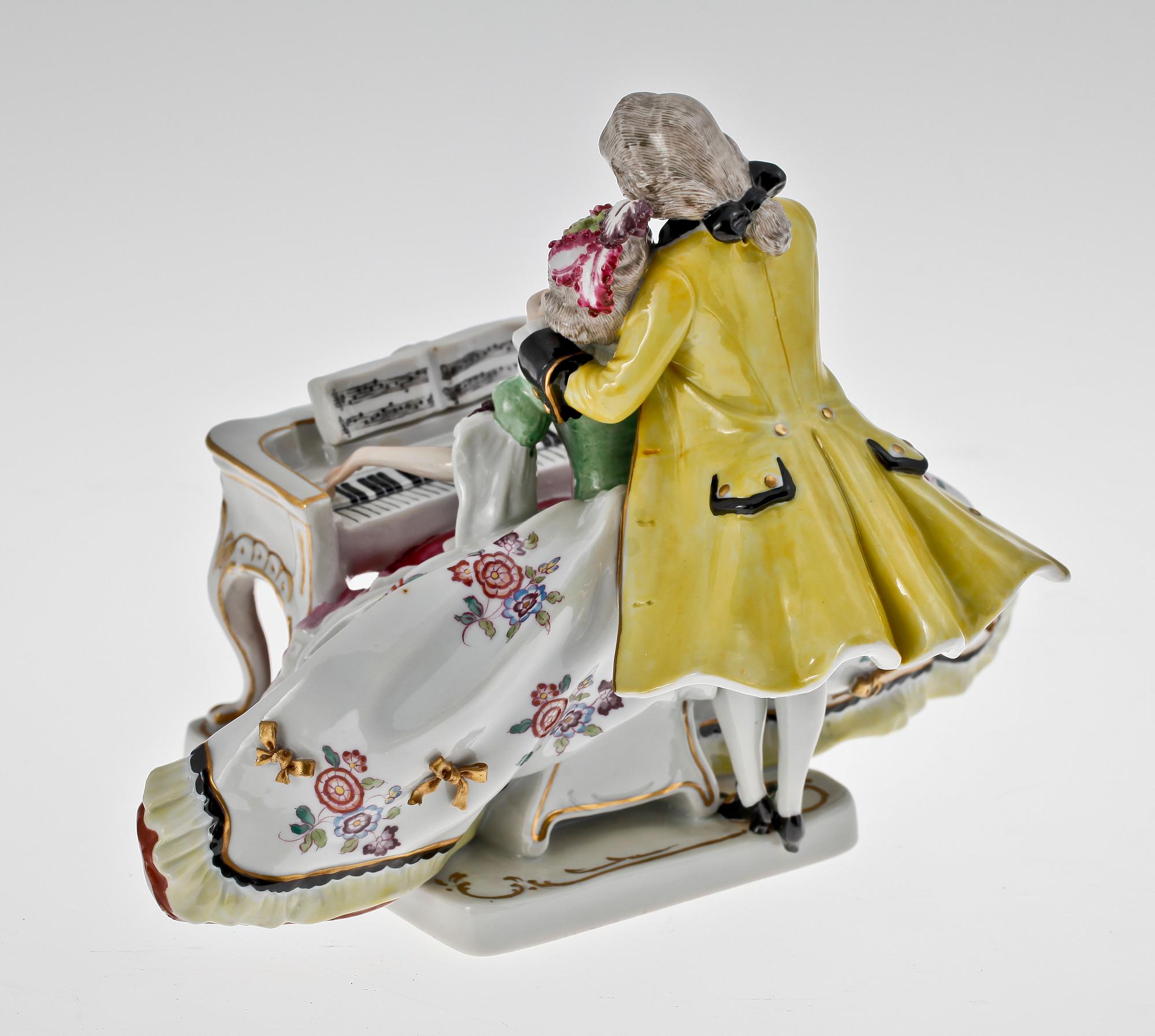FIGURIN, porslin. Dresden 1920-tal.