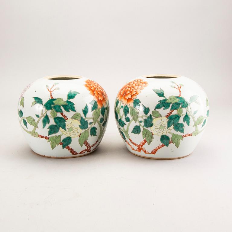 A pair of famille rose jars with covers, late Qing dynasty.