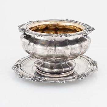 Gustaf Möllenborg, såsskål på fat, silver, nyrokoko, Stockholm 1847.