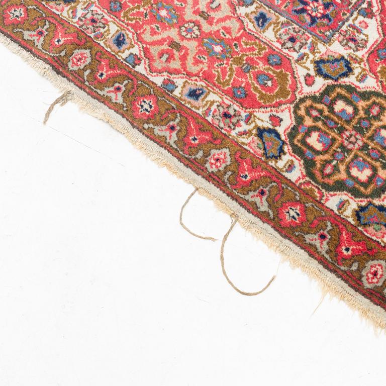A Tabriz carpet, c. 390 x 305 cm.