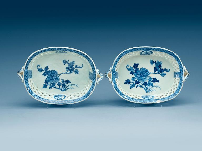 GALLERSKÅLAR, ett par, kompaniporslin. Qing dynastin, Qianlong (1736-95).