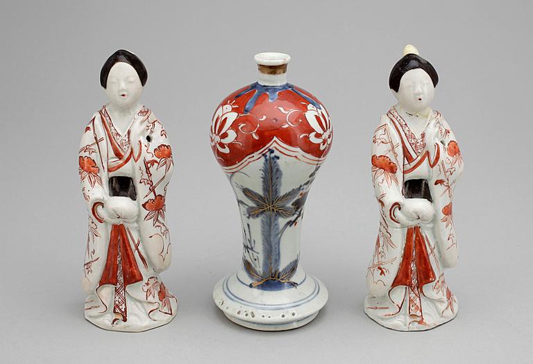 FIGURINER, 2 st, samt VAS, porslin, bl a imari, Japan trol. 1800-tal.