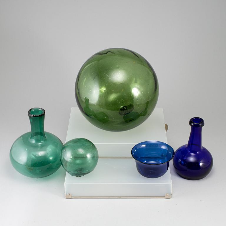 Five glass objects, 20th century.