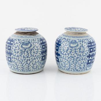 A pair of blue and white lidded porcelain ginger jars, China, Qing dynasty, 19th century.