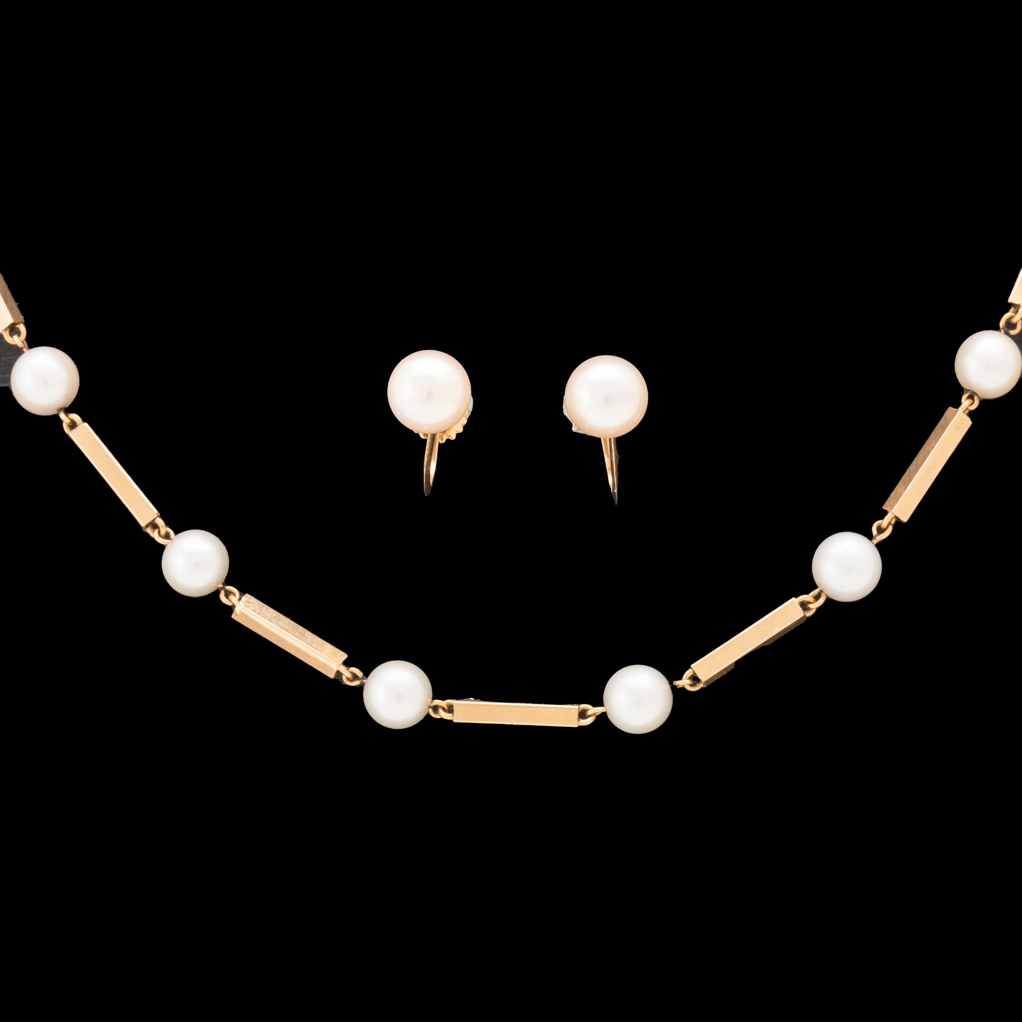 A set of 18K gold necklace and earrings with cultured pearls.