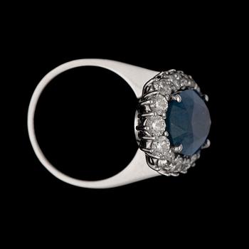 RING, Burma safir, 7.73 ct med briljantslipade diamanter, tot 2.45 ct.