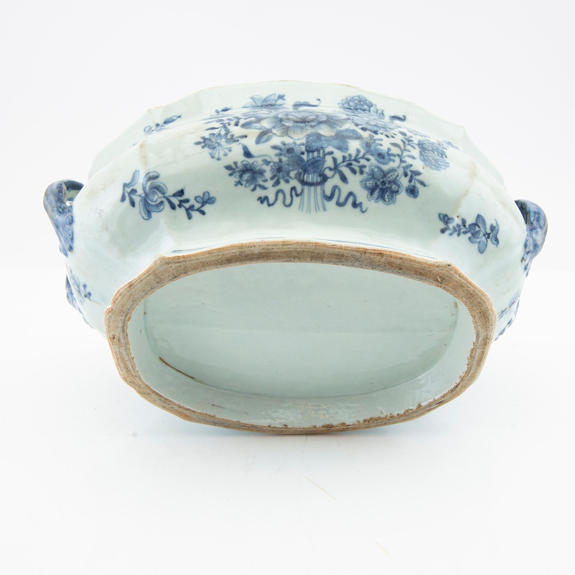 A Chinese blue and white export porcelain tureen with cover, Qing dynasty, 18th century.