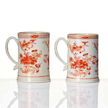 A pair of iron red decorated tankards, Qing dynasty, Kangxi (1662-1722).