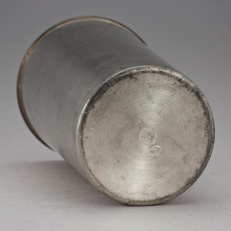 VAS, tenn och mässing. Möjligen Björn Trägårdh. Firma Svenskt Tenn, Stockholm 1948.