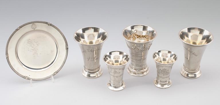 BÄGARE, 5 st, och FAT, silver, bl a K Anderson, 1900-talets början. Vikt ca 653 g.