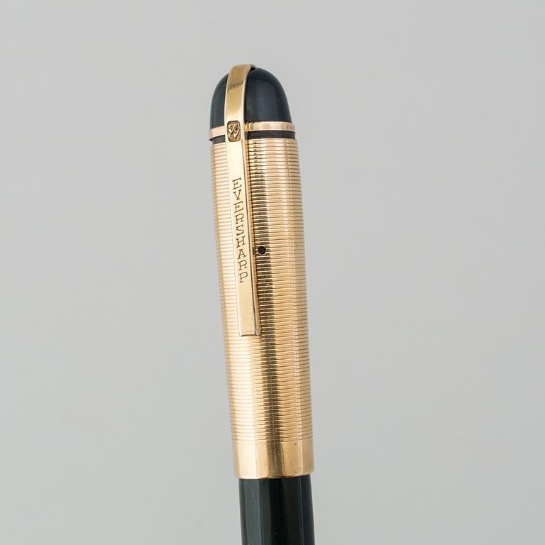 A 'Eversharp Skyline' pen by Henry Dreyfuss, 1943-48.