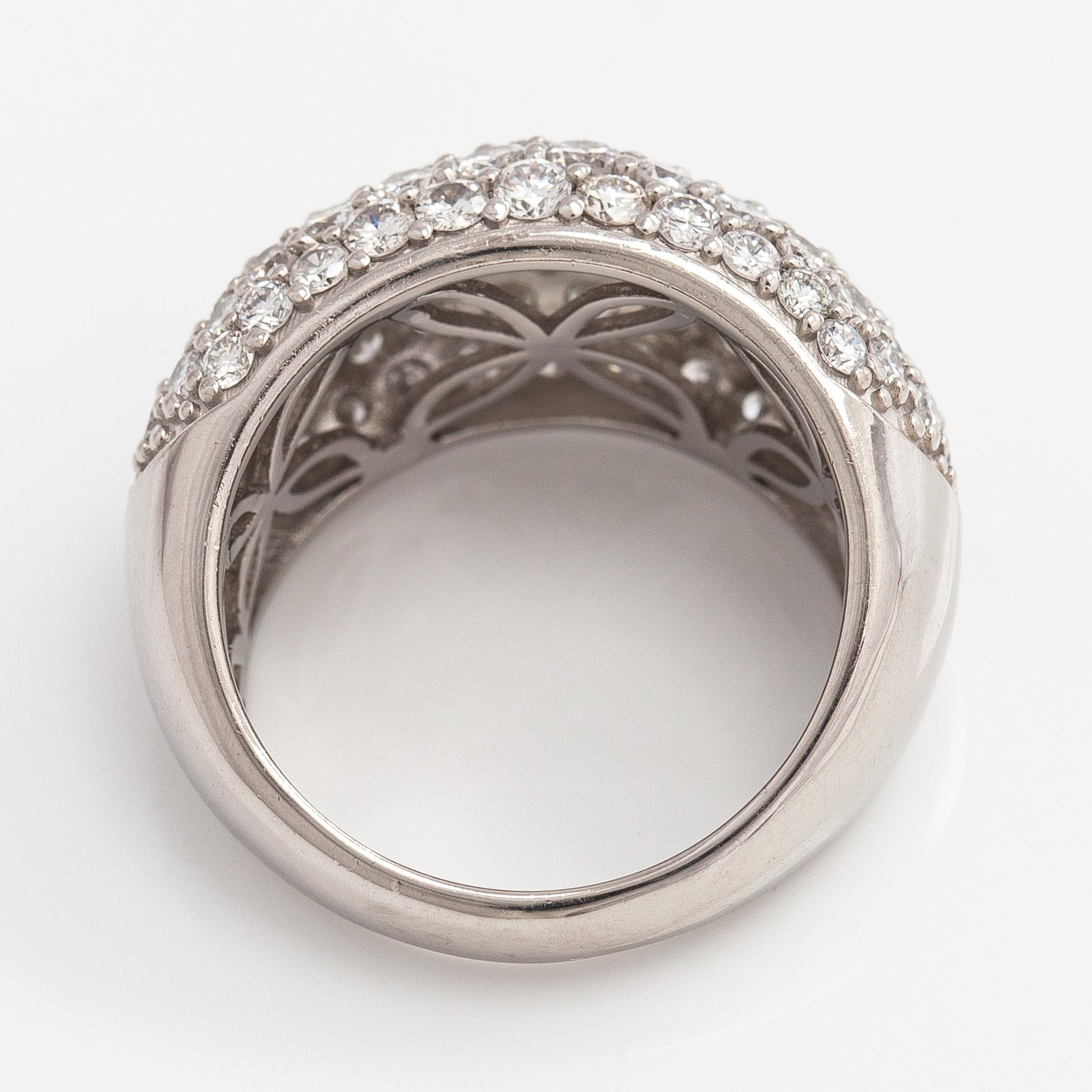 Ring, bombé, platina och briljantslipade diamanter.