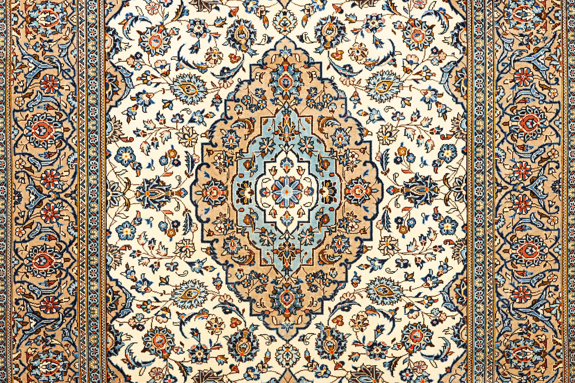 A Kashan carpet, a. 306 x 197 cm.