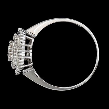 RING, 18K vitguld, åttkant och baguetteslipade diamanter tot ca 0.43 ct.