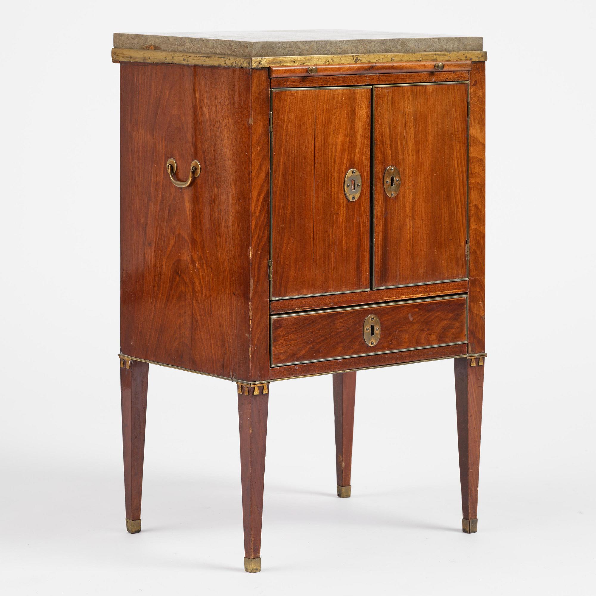 Pottskåp. Stockholmsarbete, 1700-talets slut, Sengustavianskt.