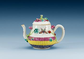 1627. A famille rose tea pot with cover, Qing dynasty, 18th Century.