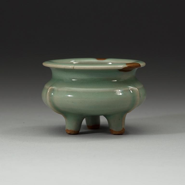 RÖKELSEKAR, celadon, Longquan. Södra Songdynastin (1127-1279).