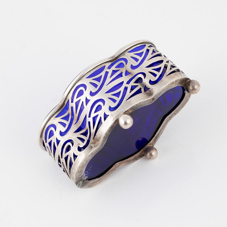 Saltkar och ströare, 8 delar, silver och vitmetall, England, 1800-1909.