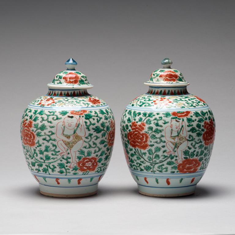 URNOR med LOCK, porslin. Transition, 1600-tal.