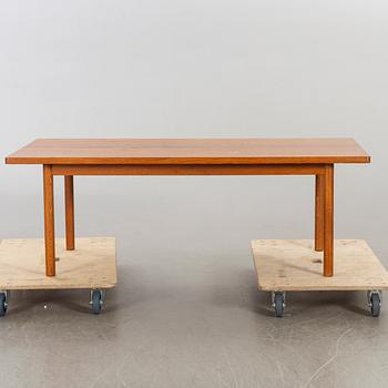 AN OAK COFFEE TABLE MID 20TH CENTURY.
