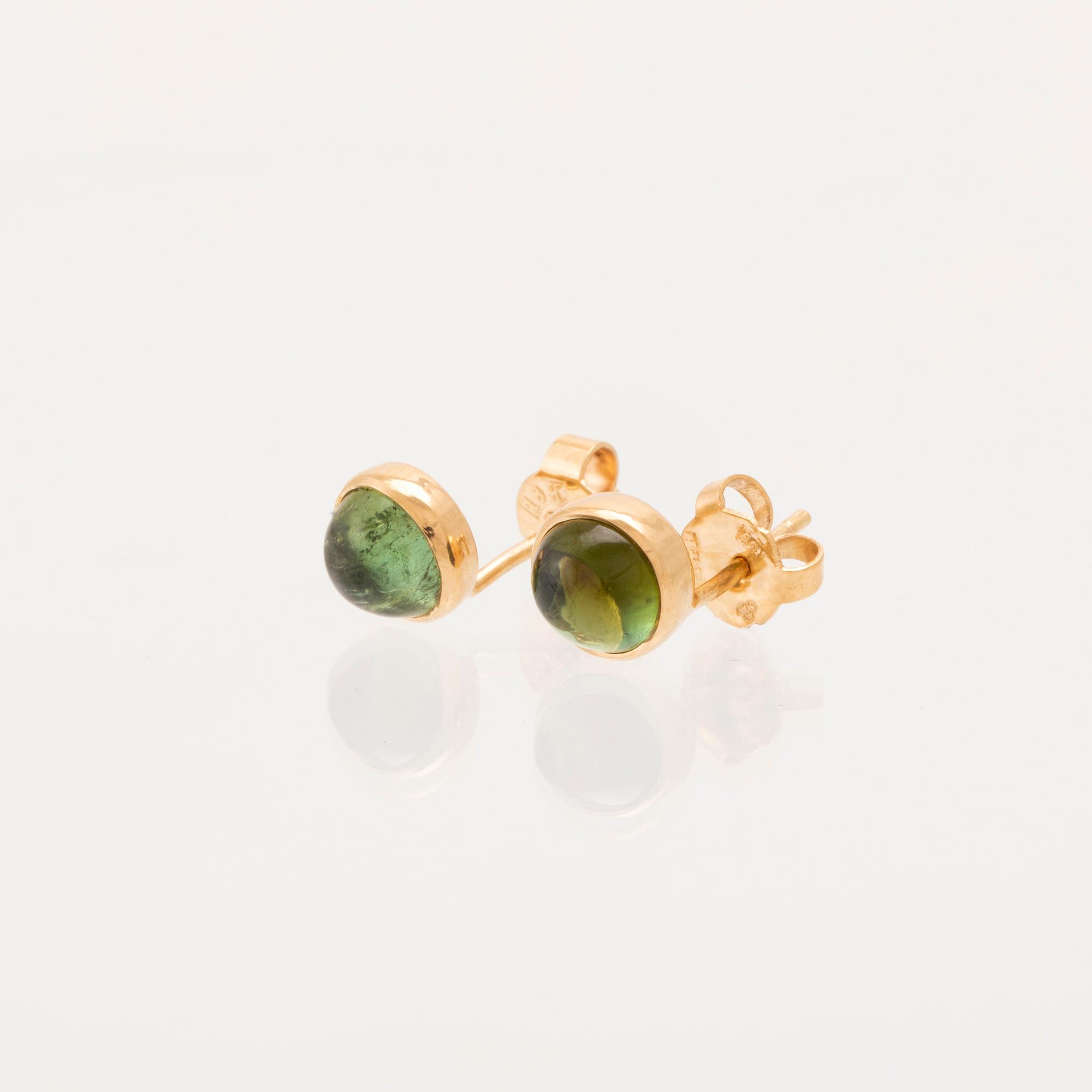 Örhängen 3 par 18K guld samt cabochonslipade färgstenar.