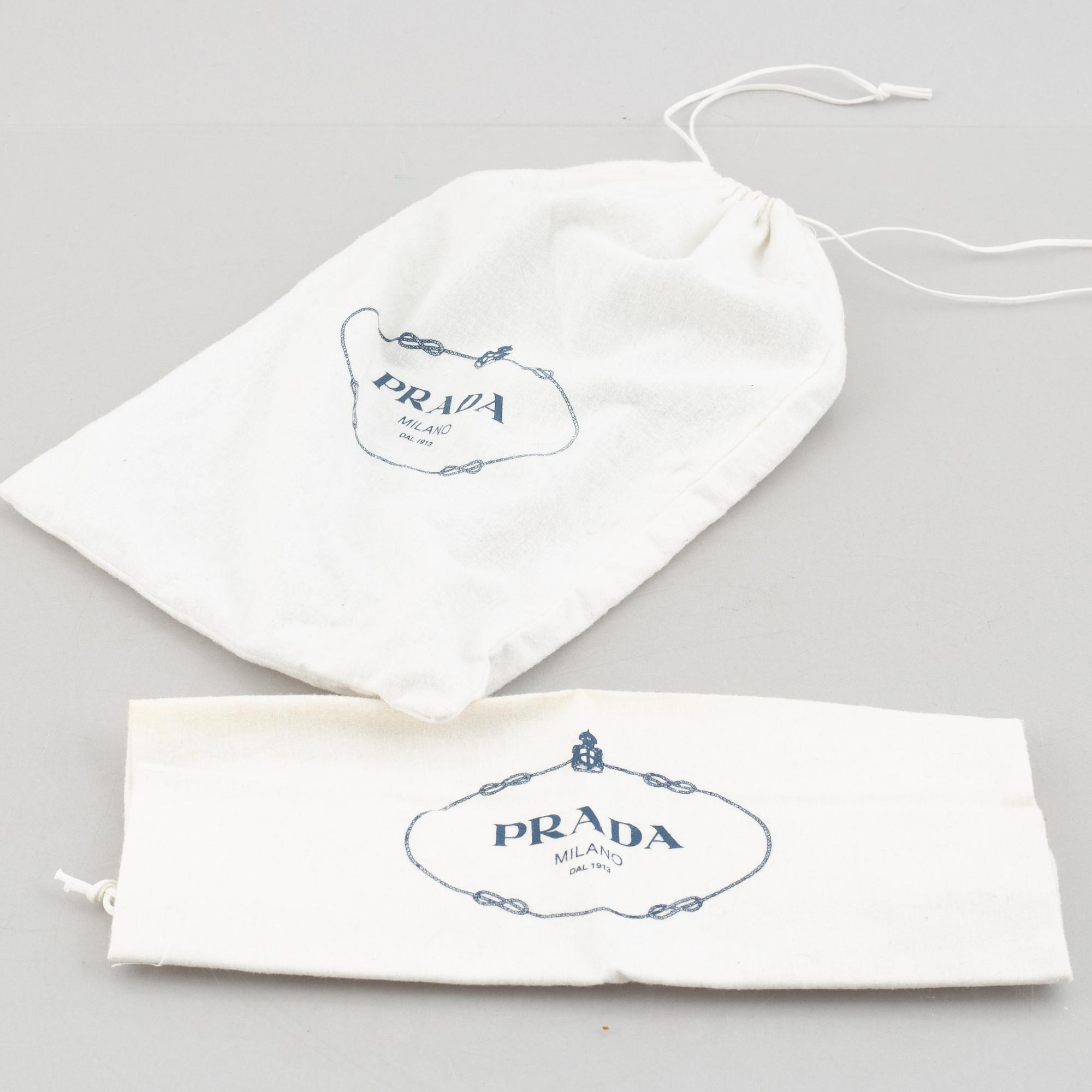 Prada, bag/clutch.