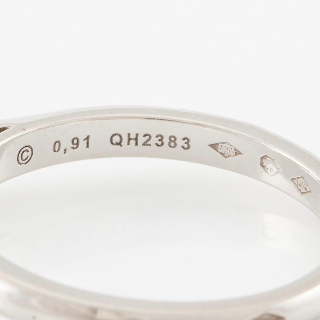 A Cartier ring in platinum with a round brilliant-cut diamond 0.91 ct according to the engraving.