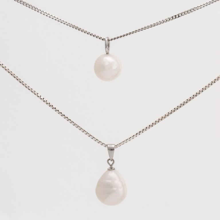 2 silver pendants with cultured pearls approx 10,5, 12 mm and earrings 18K whitegold 2 cultured pearls approx 8 mm.