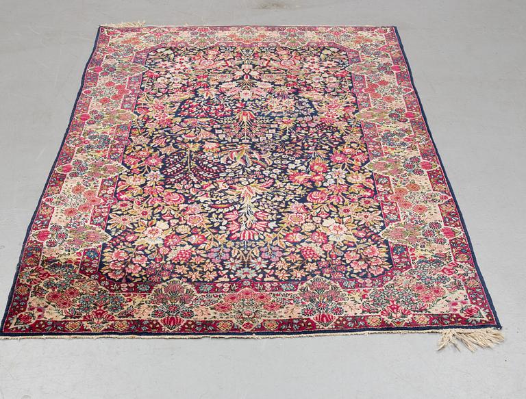 A rug, semi-antique Kerman, ca 218 x 140,5 cm.