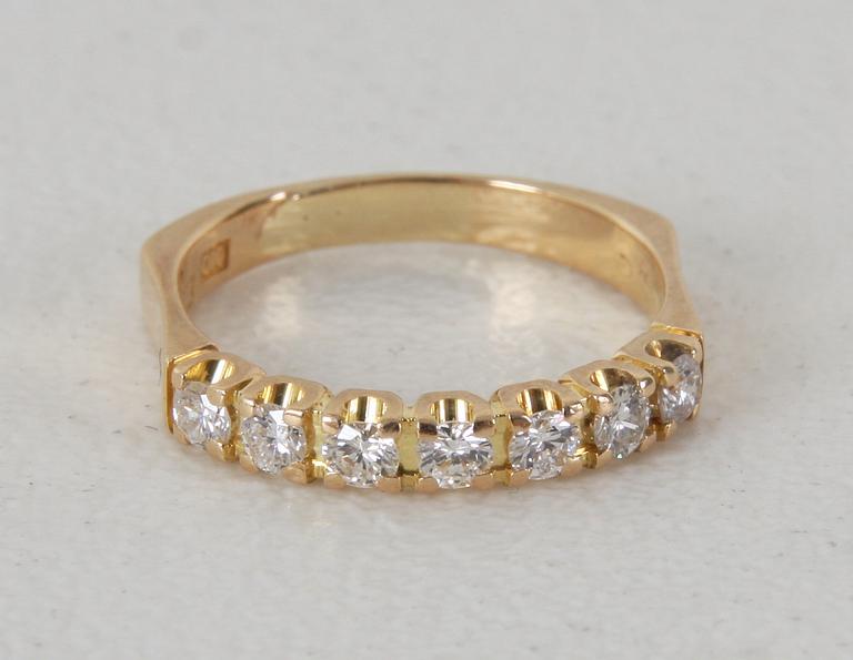 RING, 18K guld med 7 briljanter tot 0,50 WSI enl gravyr.