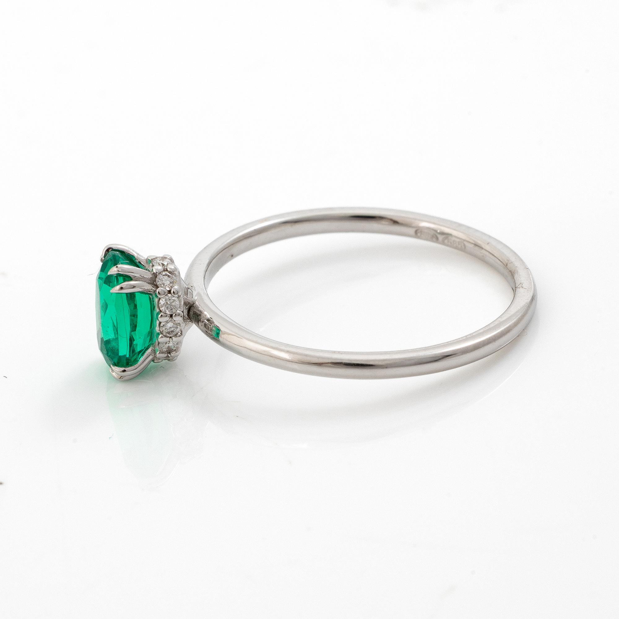 Ring 14K white gold with synthetic emerald and brilliant-cut diamonds.
