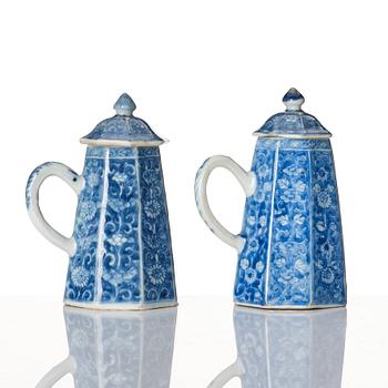 A pair of blue and white miniature porcelain pots with covers, Qing dynasty, Kangxi (1662-1722).