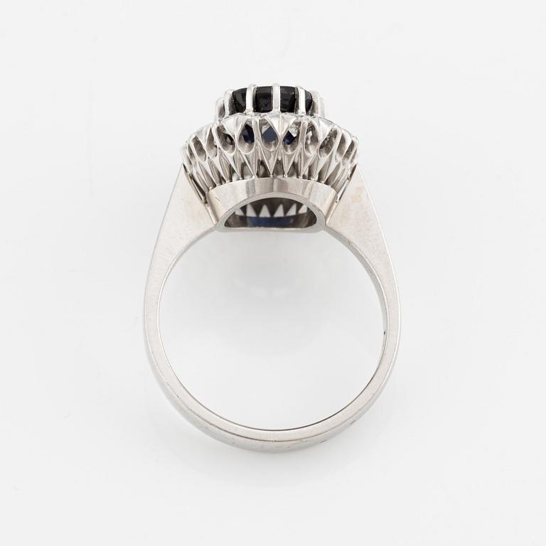 Ring, carmoséring, 18K vitguld med safir och briljantslipade  diamanter. Stockholm 1973.