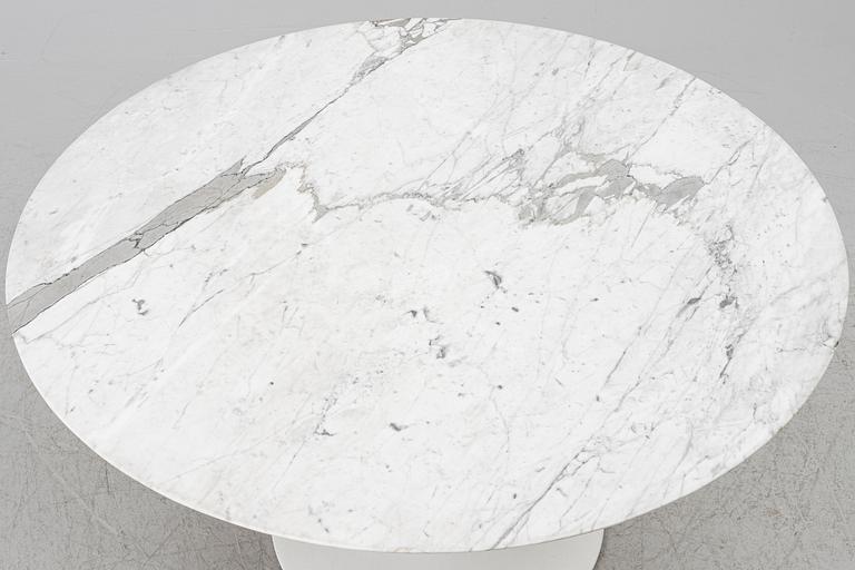 Eero Saarinen, a 'Tulip' dining table.