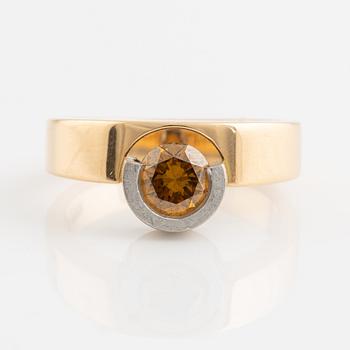 Ring, 18K guld med orangebrun briljantslipad diamant.