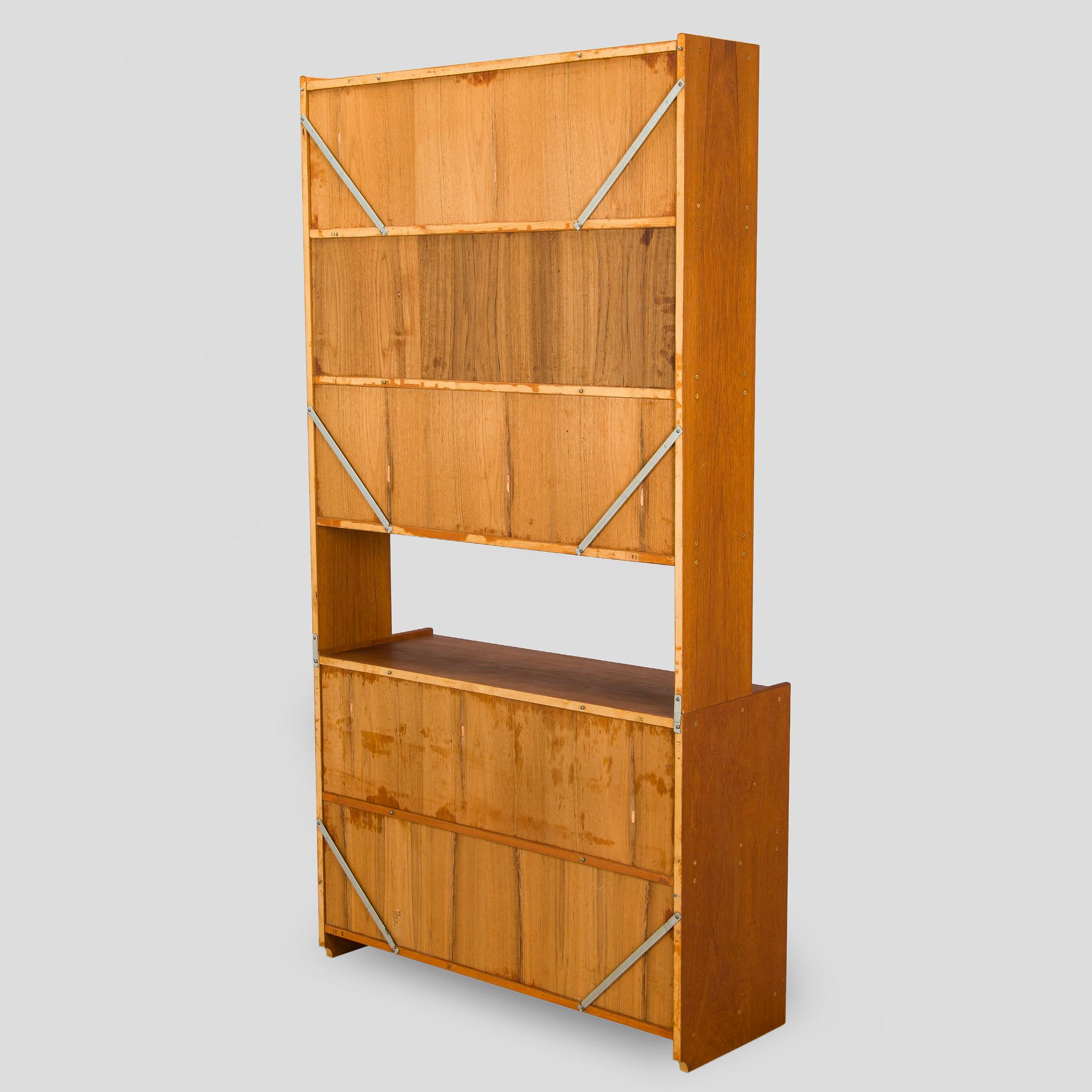 Bokhylla med vitrinskjutdörrar, 1900-talets mitt.