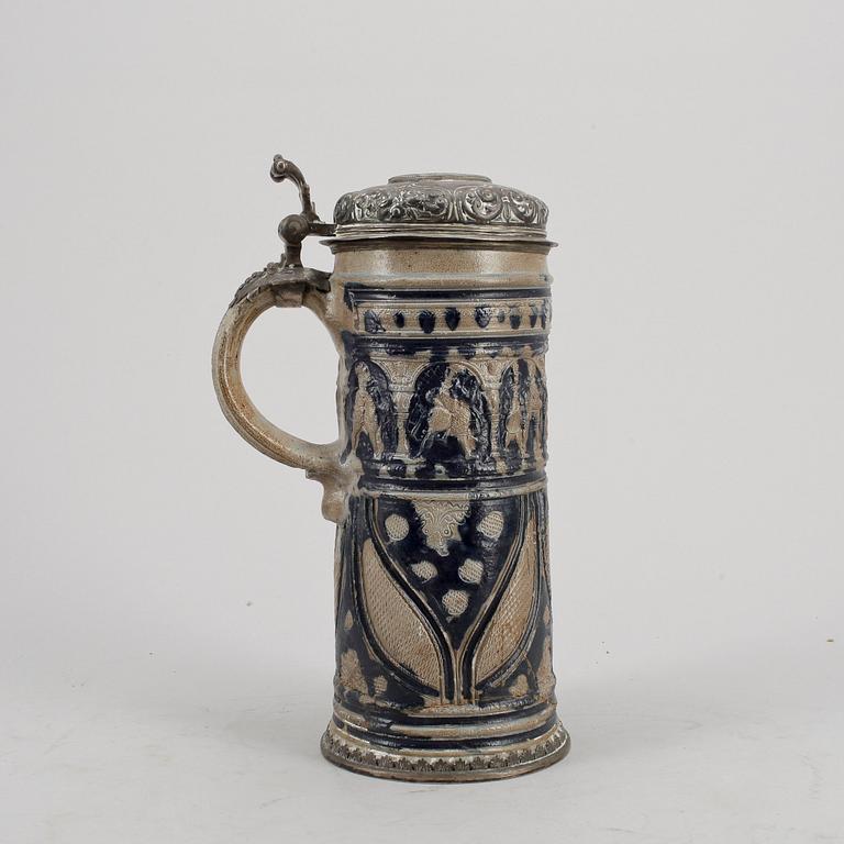 DRYCKESKANNA, saltglaserat stengods och silver, 1600-tal.