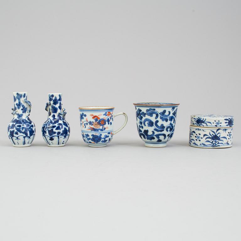 A lot of chinese blue and white box with cover, one cup, two vases and one imari cup. Qing dynasty, 18th/19th century.